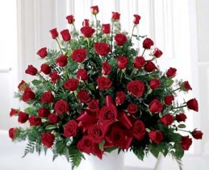 Overflowing with a favorite flower, this rose bouquet sends your warm thoughts. Appropriate to send for many occasions.